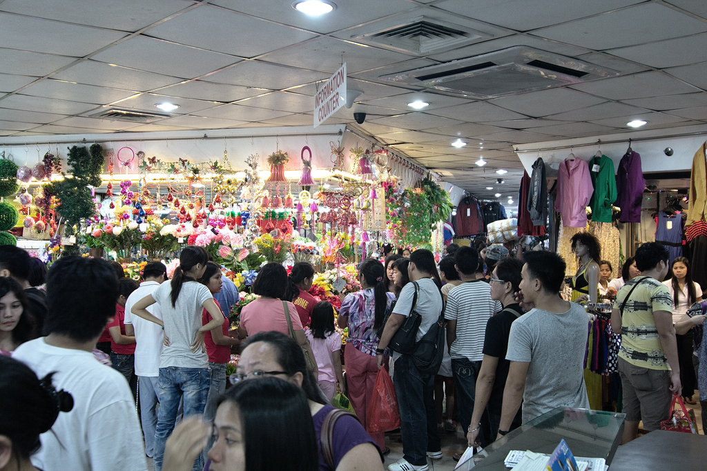 Siksik na shopping aisle sa Divisoria